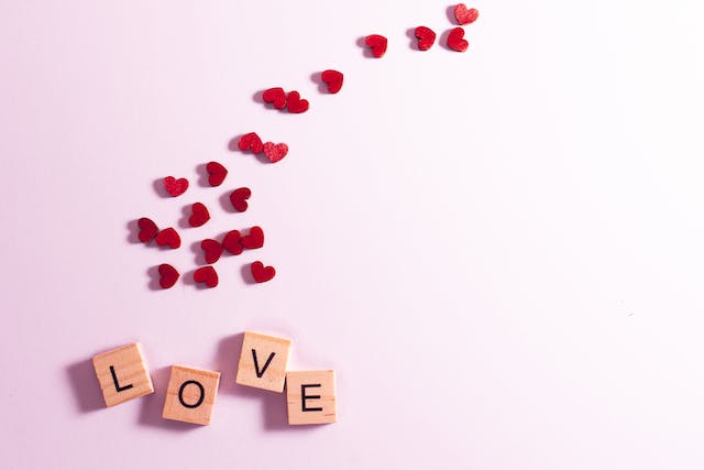Virtuelle Valentinstagsüberraschungen: Wie man Liebe aus der Ferne zeigt